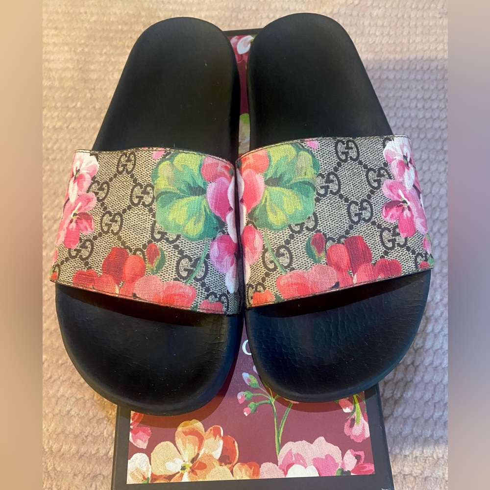 Gucci blooms supreme slides. Size 38 Comes with box and dust bags